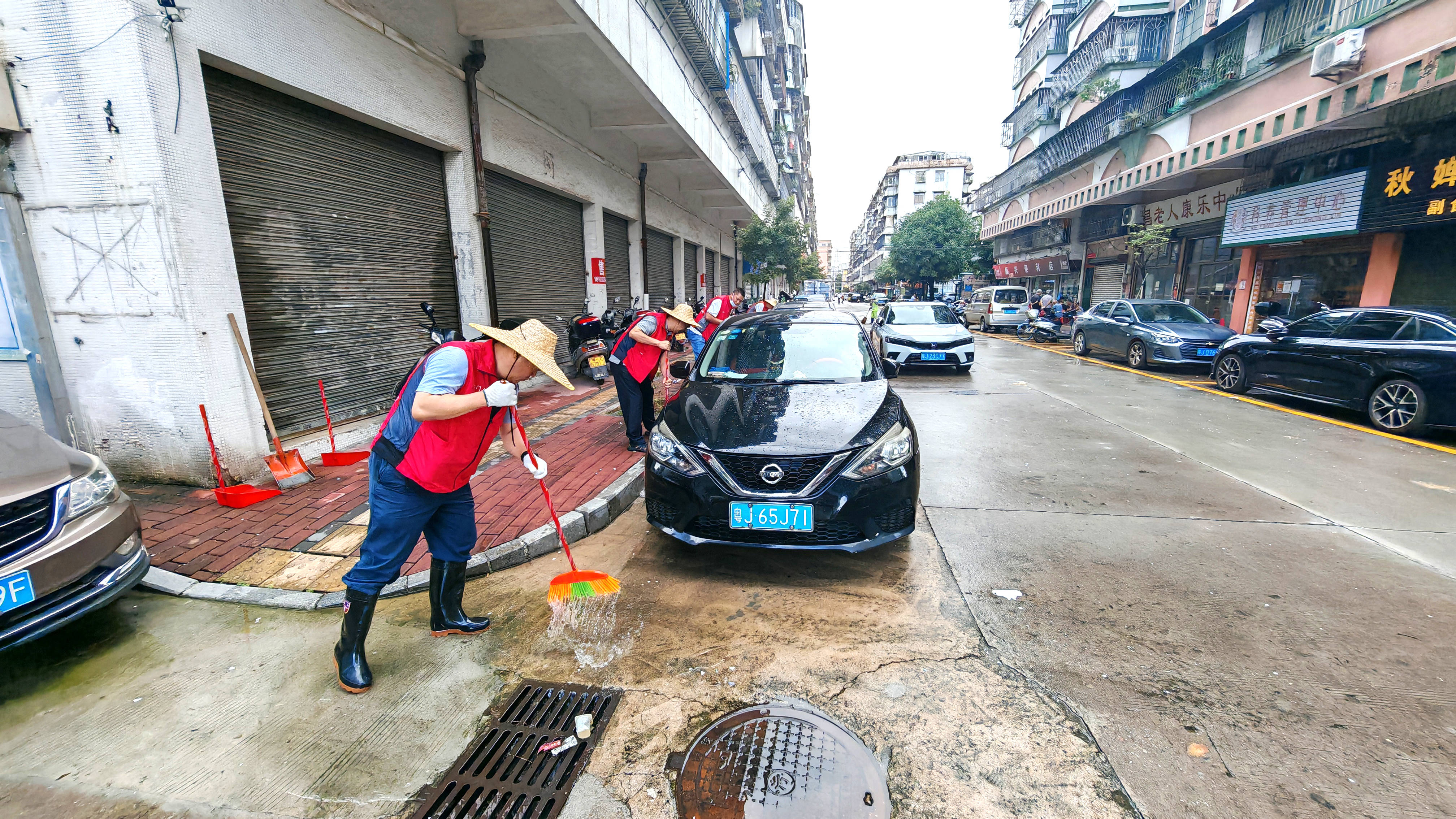 市人大机关志愿者在文苑社区清理路面积水 (2).jpg