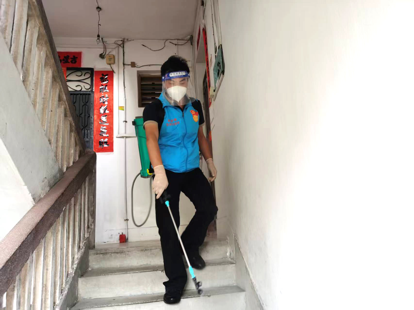 市人大机关志愿者在甘化社区居民楼进行消杀喷药工作.jpg